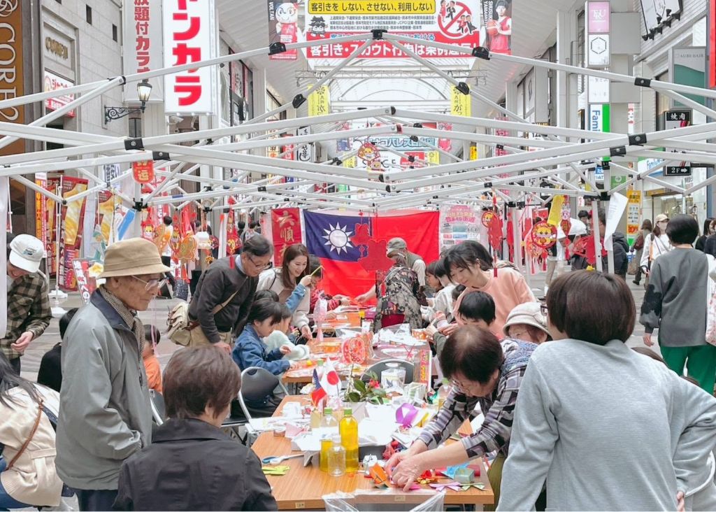 團隊於台灣商圈街頭舉辦快閃市集活動，現場高掛中華民國國旗，吸引大批民眾參與手作體驗攤位